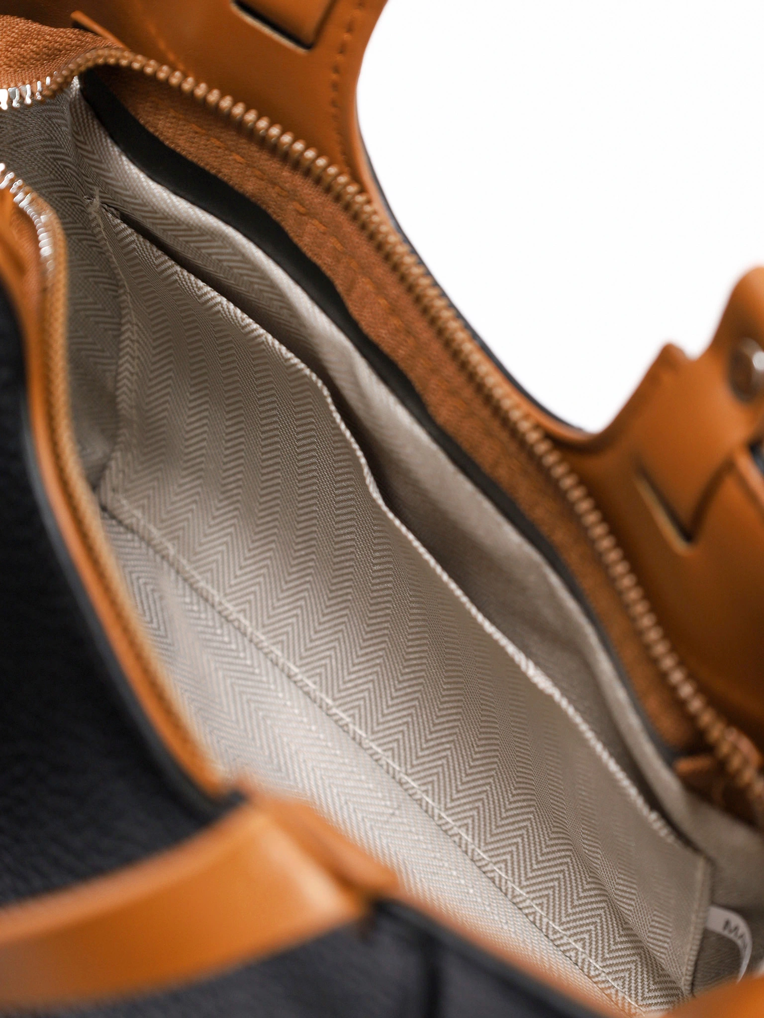 Сумка-тоут маленькая с декоративными ремешками в ассортименте